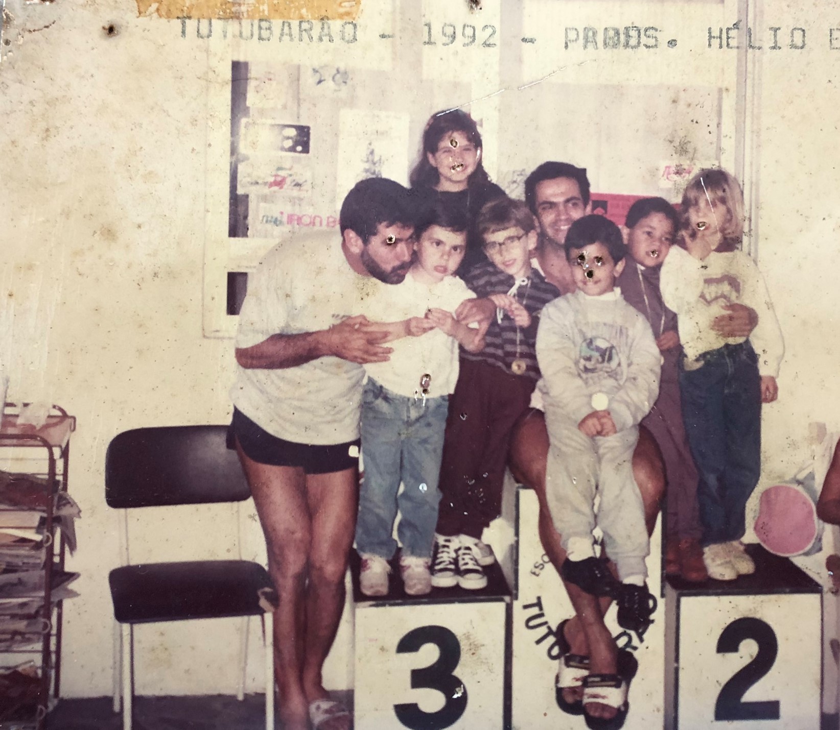 Crianças aprendendo natação